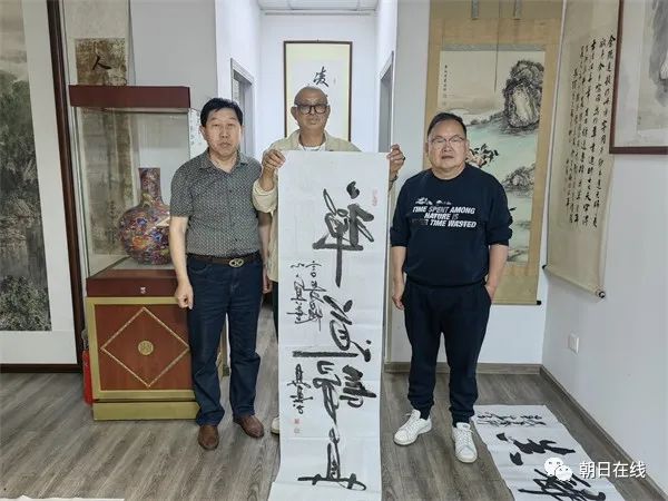 中国报道网“政企在线”栏目走进著名书法家郭传达申永达艺术馆