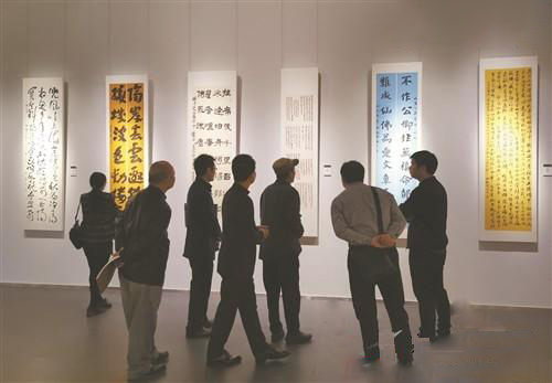 厚街镇民间书法艺术作品展亮相市文化馆，共展出35位书法家的68件作品